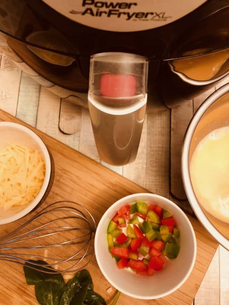 ingredienti per la frittata di colazione con friggitrice ad aria