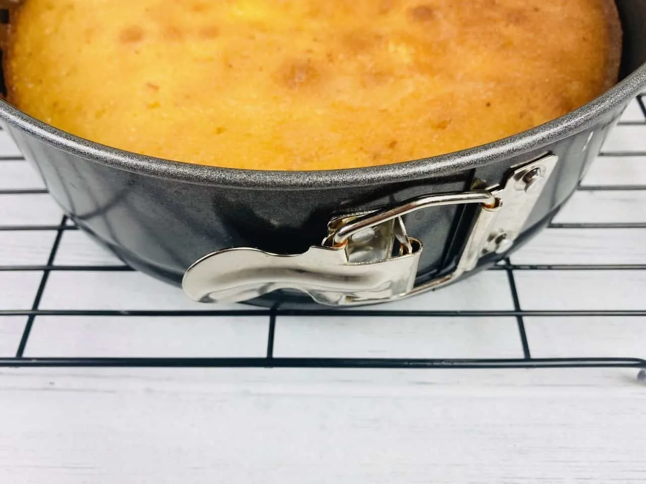 springform cake tin for lemon drizzle cake