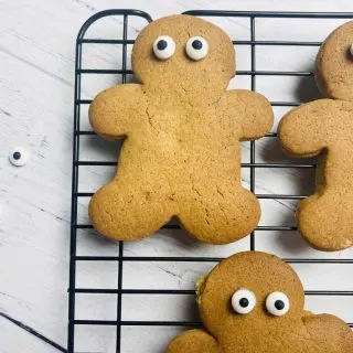 decorating gingerbread men