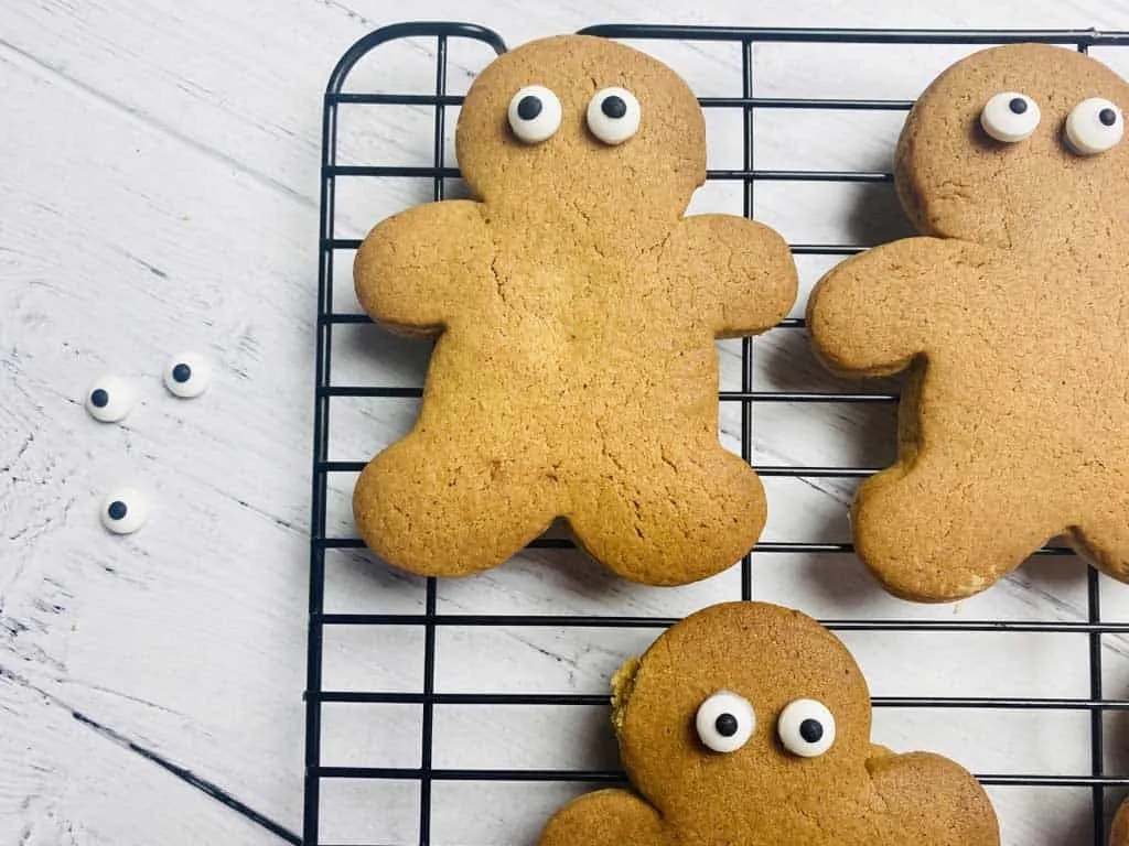 decorating gingerbread men