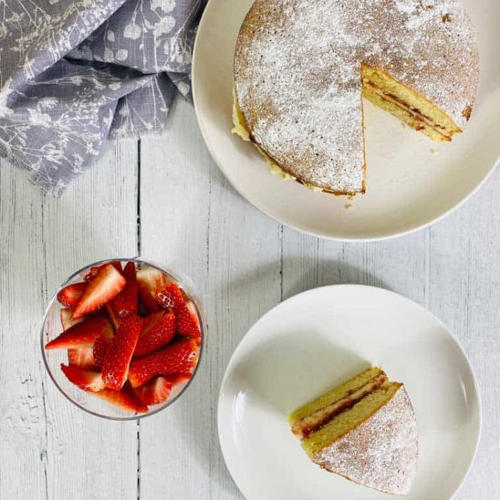 Victoria Sponge Cake with strawberries