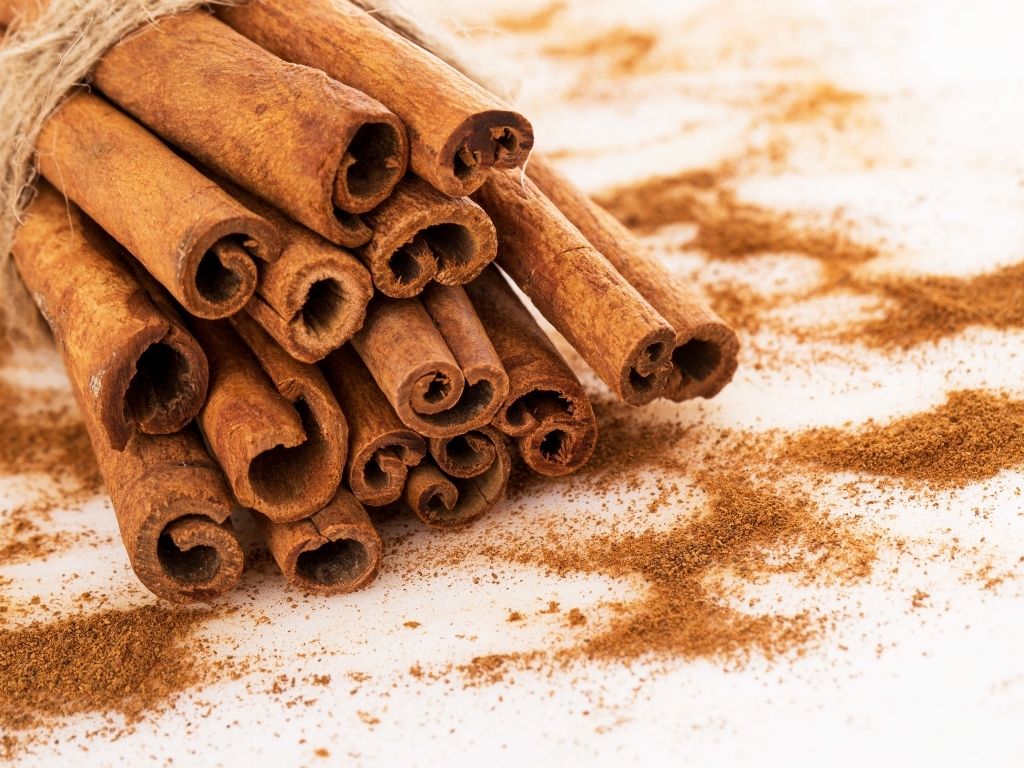 cinnamon sticks and ground cinnamon spice