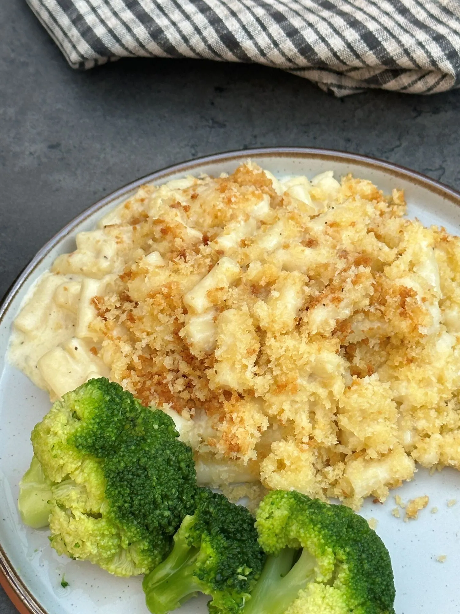 macaroni cheese on a plate