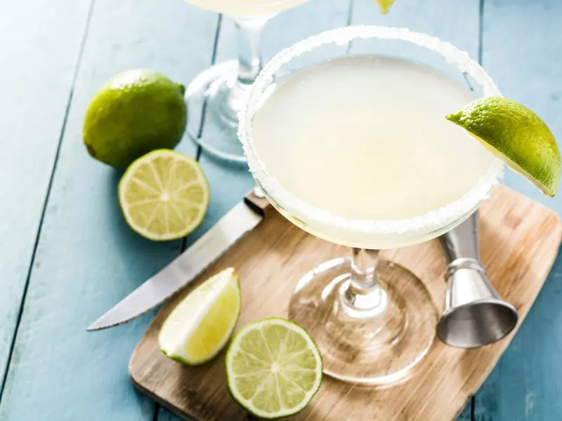 margarita with slices of lime