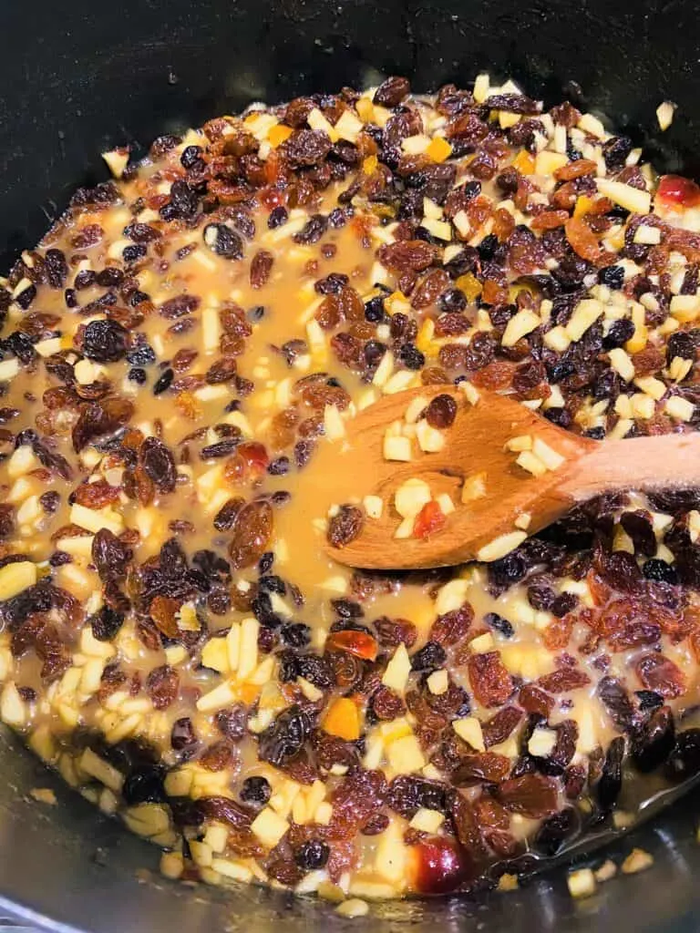 adding juice to mincemeat