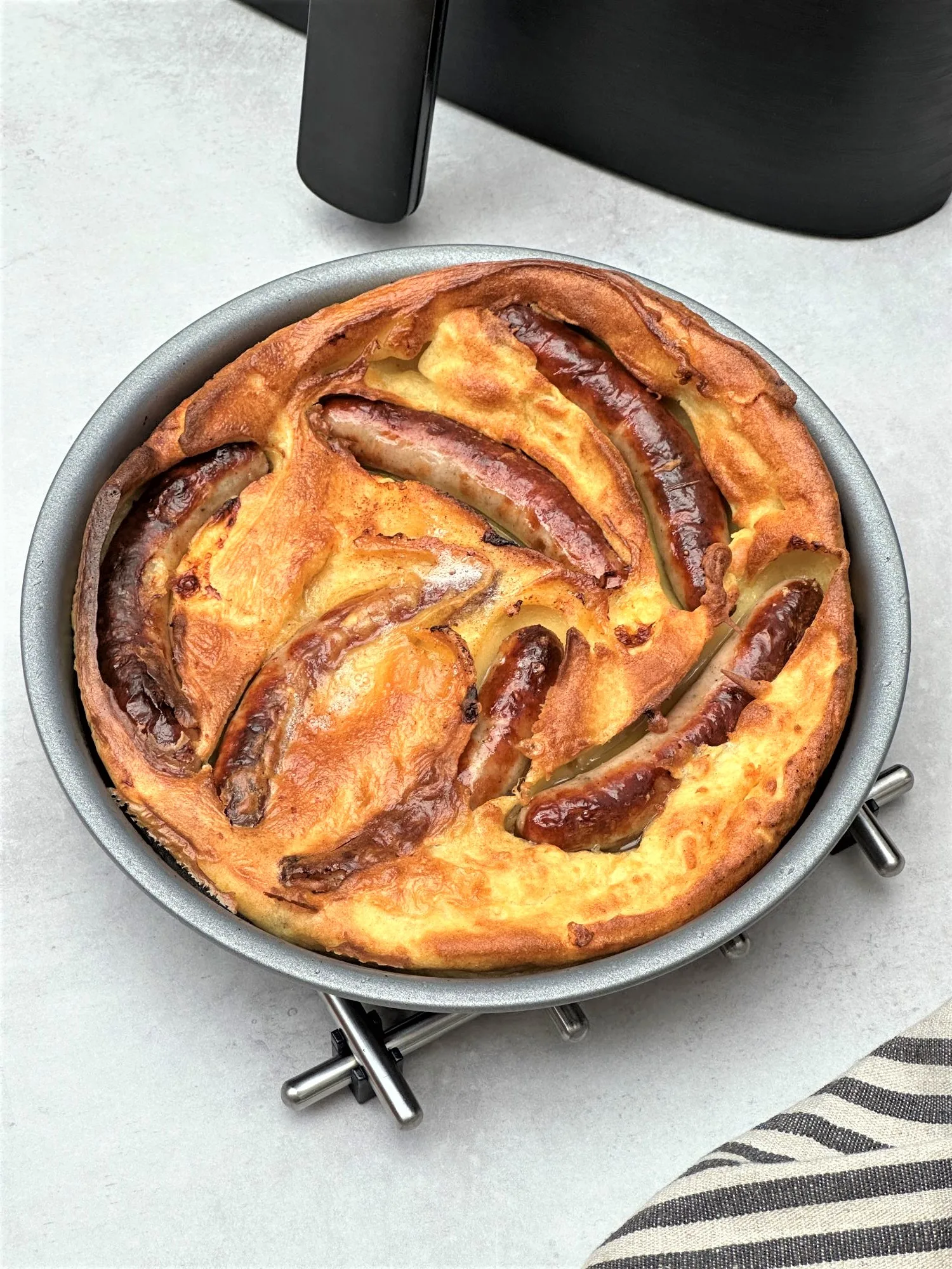 https://lianaskitchen.co.uk/wp-content/uploads/air-fryer-toad-in-the-hole-in-tin-1.jpg.webp