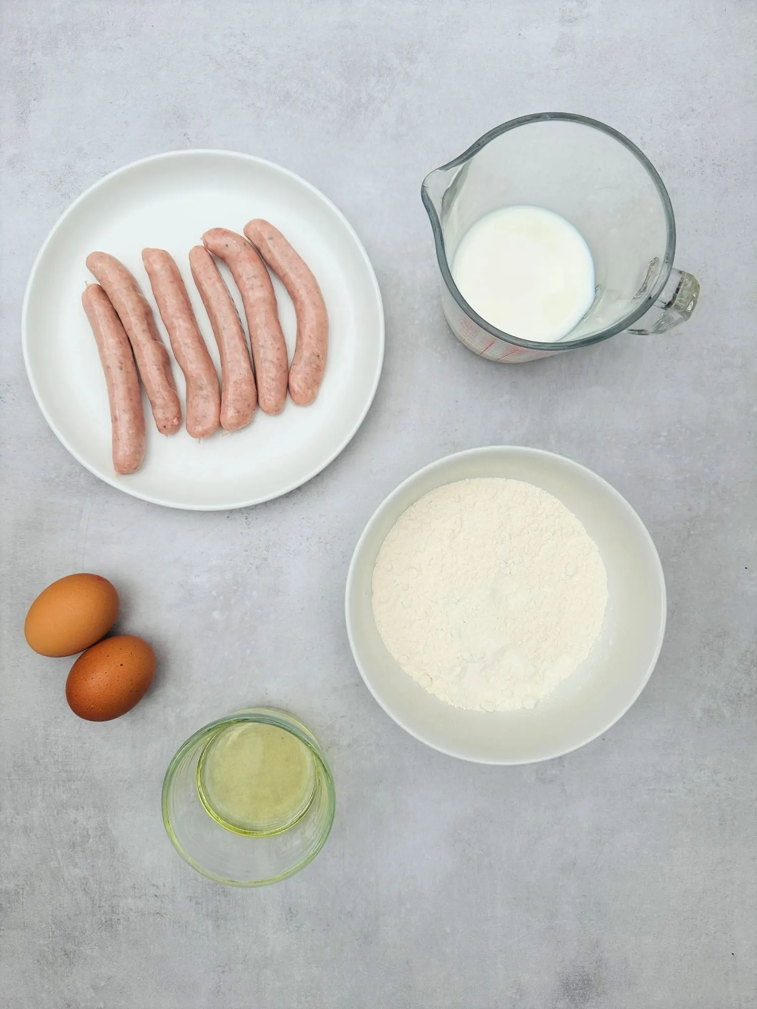 ingredients for air fryer toad in the hole: 6 chipolatas, semi skimmed milk, 2 eggs, plain flour and sunflower oil