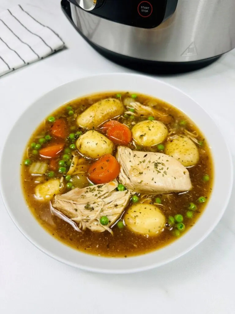 https://lianaskitchen.co.uk/wp-content/uploads/chicken-casserole-gravy-peas-ninja-foodi-768x1024.jpg.webp