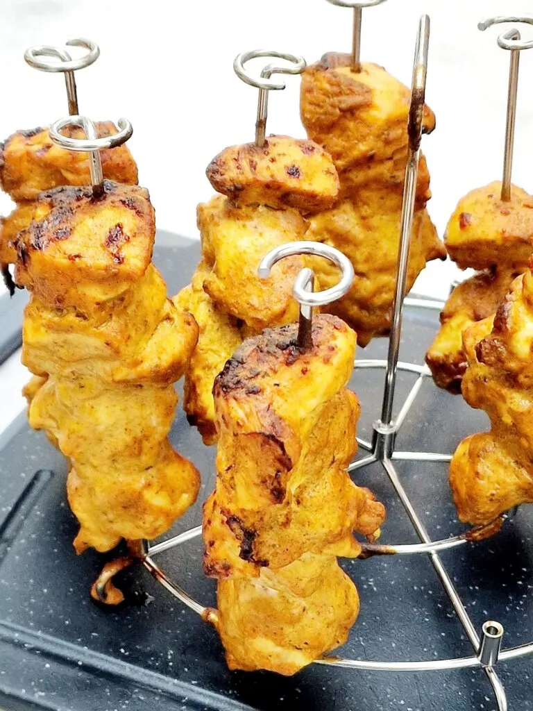 https://lianaskitchen.co.uk/wp-content/uploads/chicken-tikka-kebabs-in-air-fryer-768x1024.jpg.webp