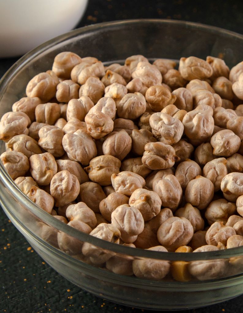 dried chickpeas in bowl