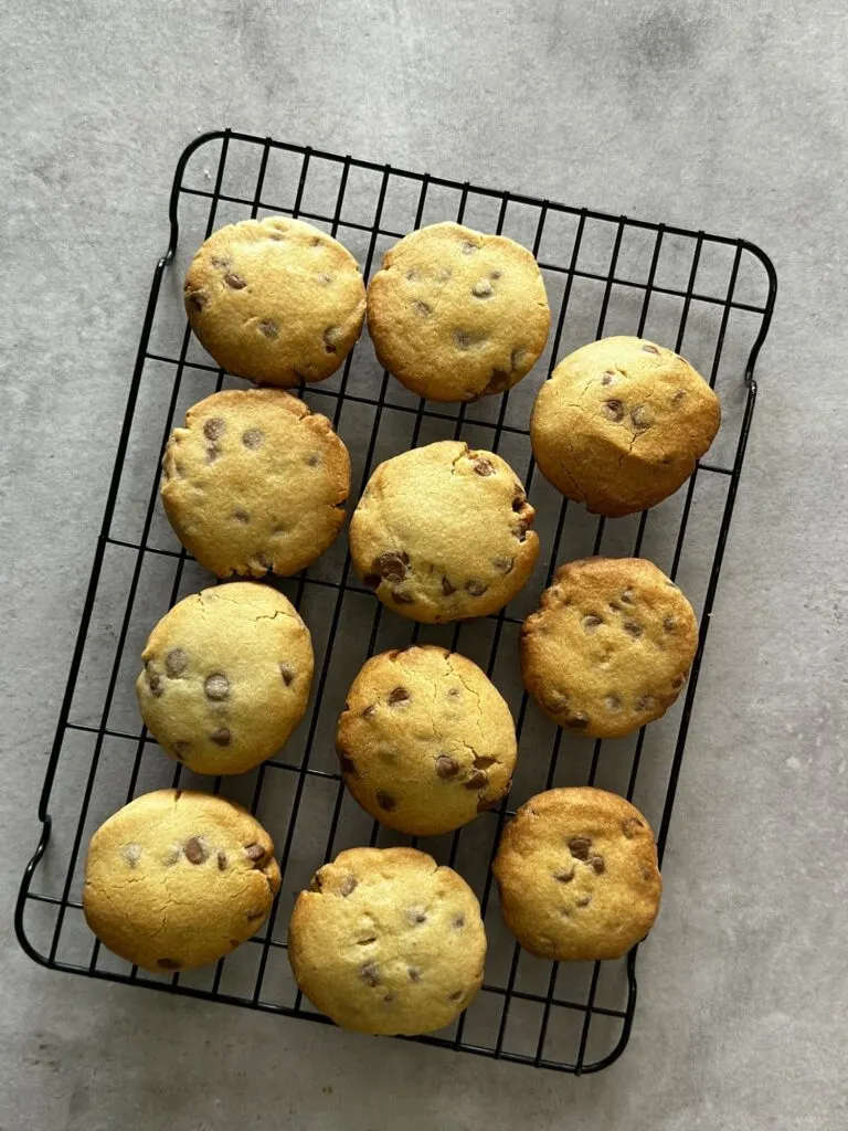 11 chocolate chip shortbread cookies on a wire rack cooling