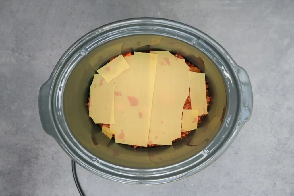 dried lasagne sheets on mince in slow cooker