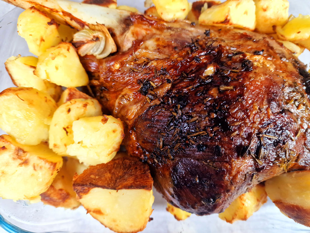 roasted leg of lamb with rosemary garlic and roast potatoes