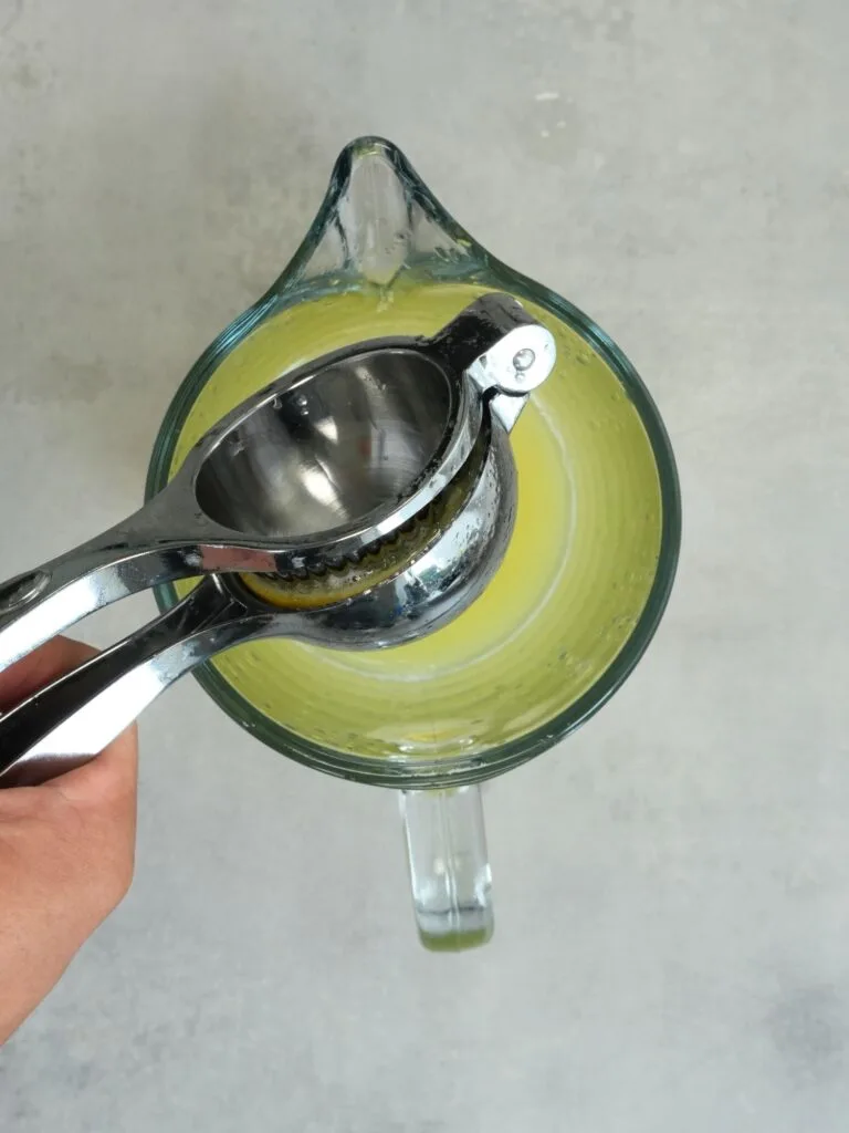 juicing lemons for lemonade