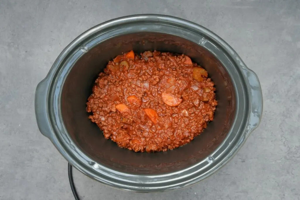 mince in slow cooker for lasagne