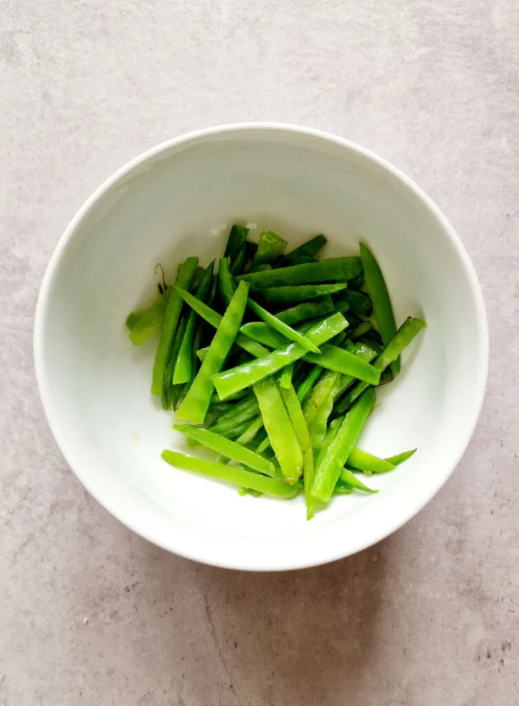 sliced mangetout