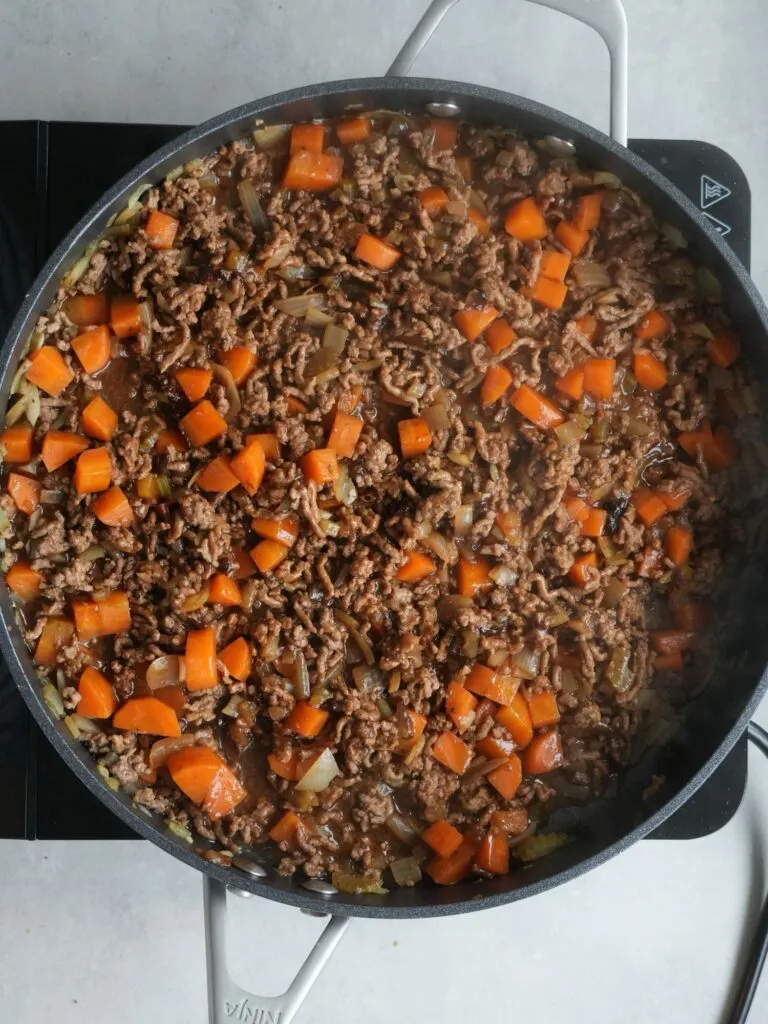 mince simmering in pan for cottage pie