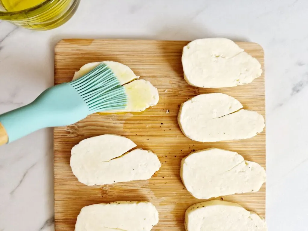 oiling halloumi