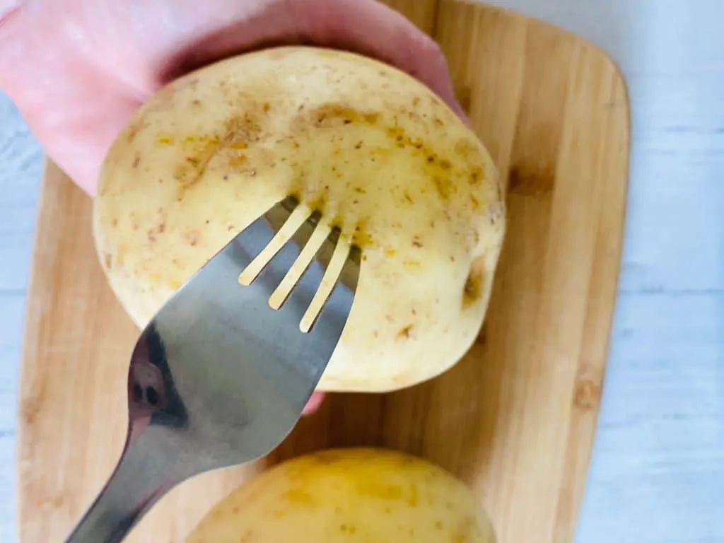 forking piercing baking potato before putting it in slow cooker