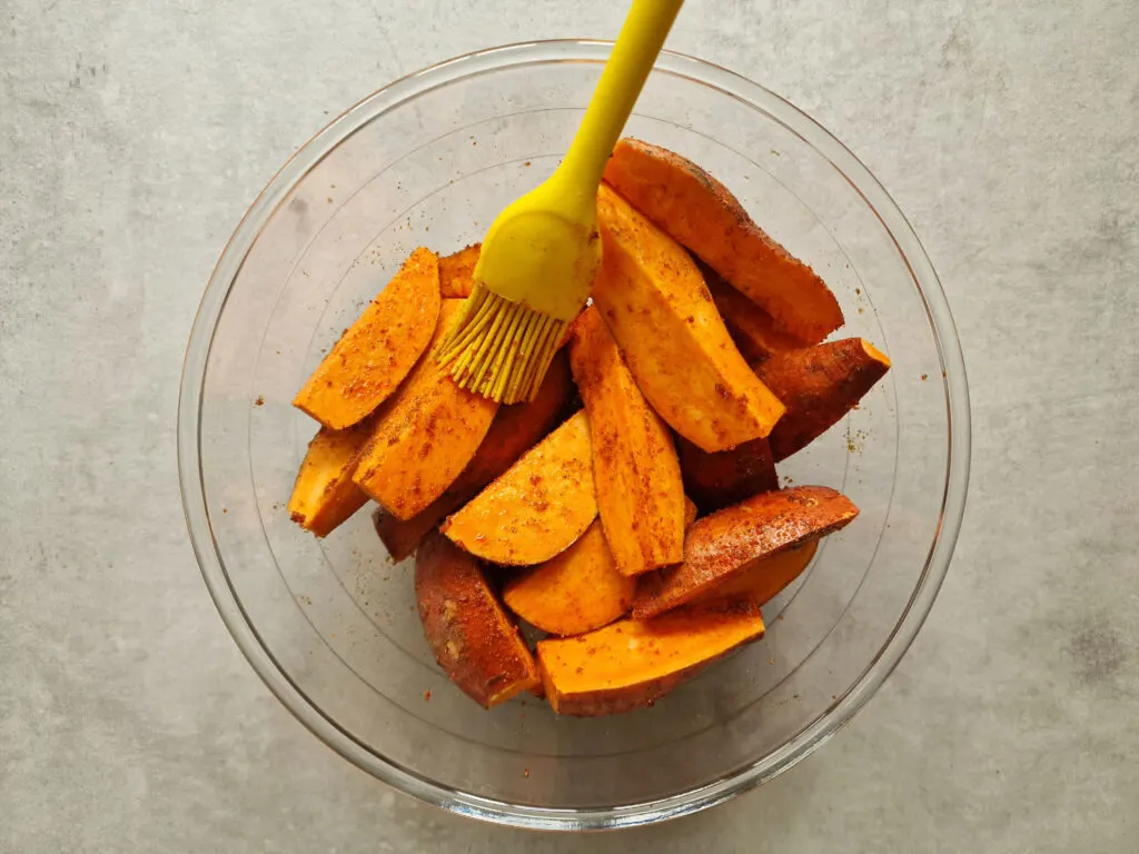 oiling and seasoning sweet potatoes