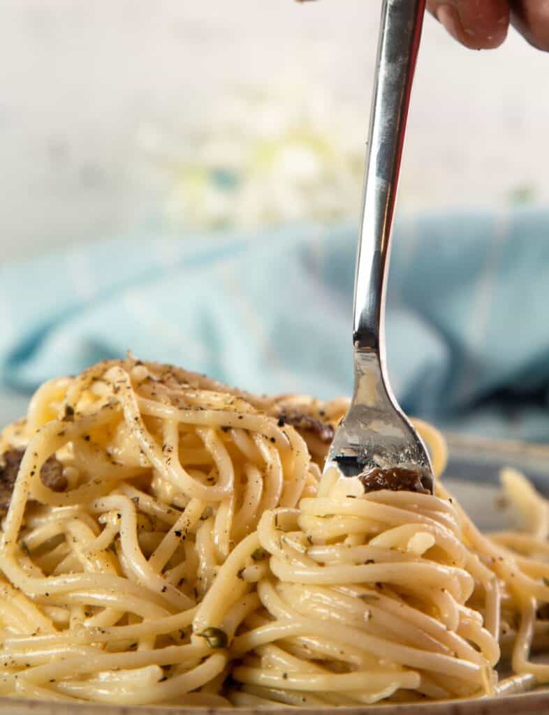 spaghetti carbonara close up